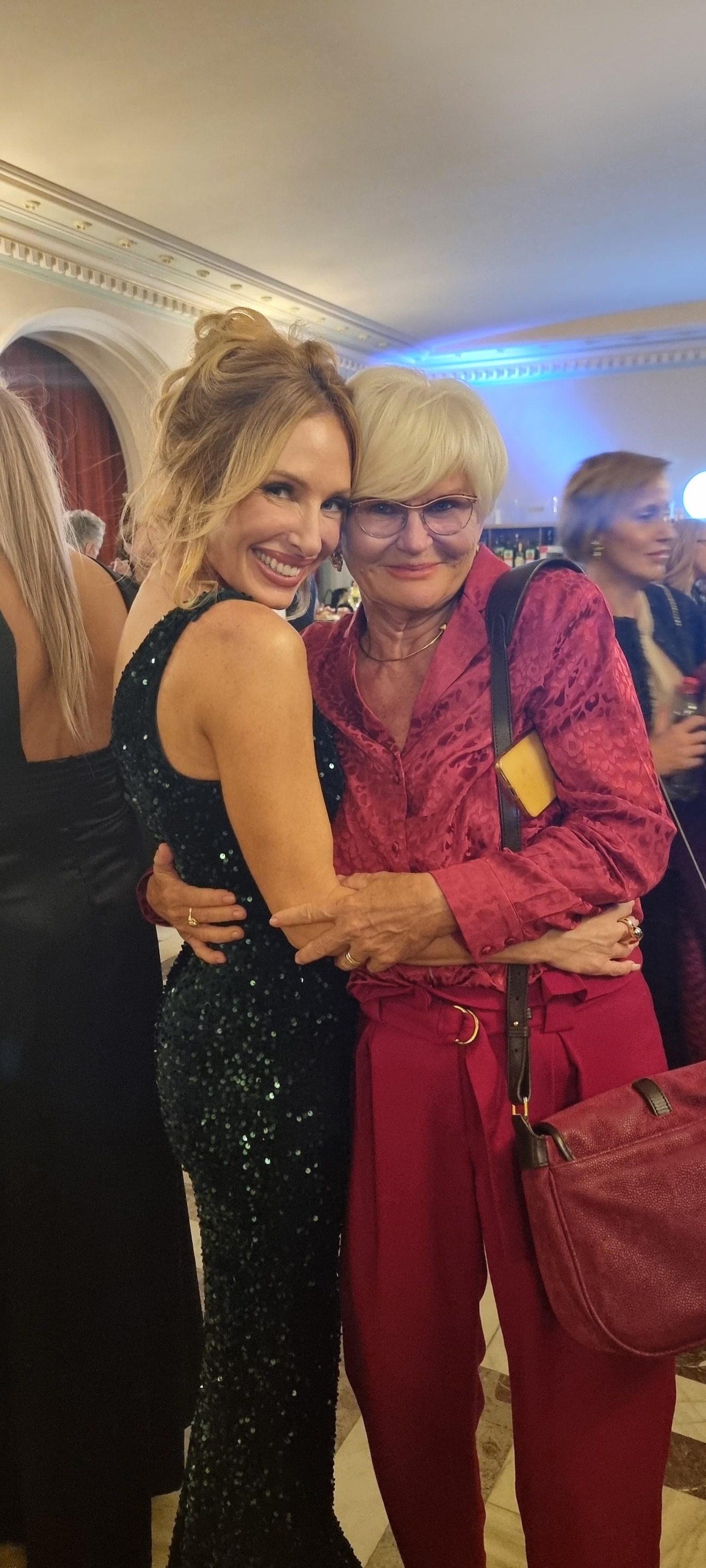 Cum a reușit Monica Tatoiu să își întinerească tenul. Mulți au acuzat-o că a apelat la intervenții estetice. „Am comandat-o de pe net. Își merită toți banii”