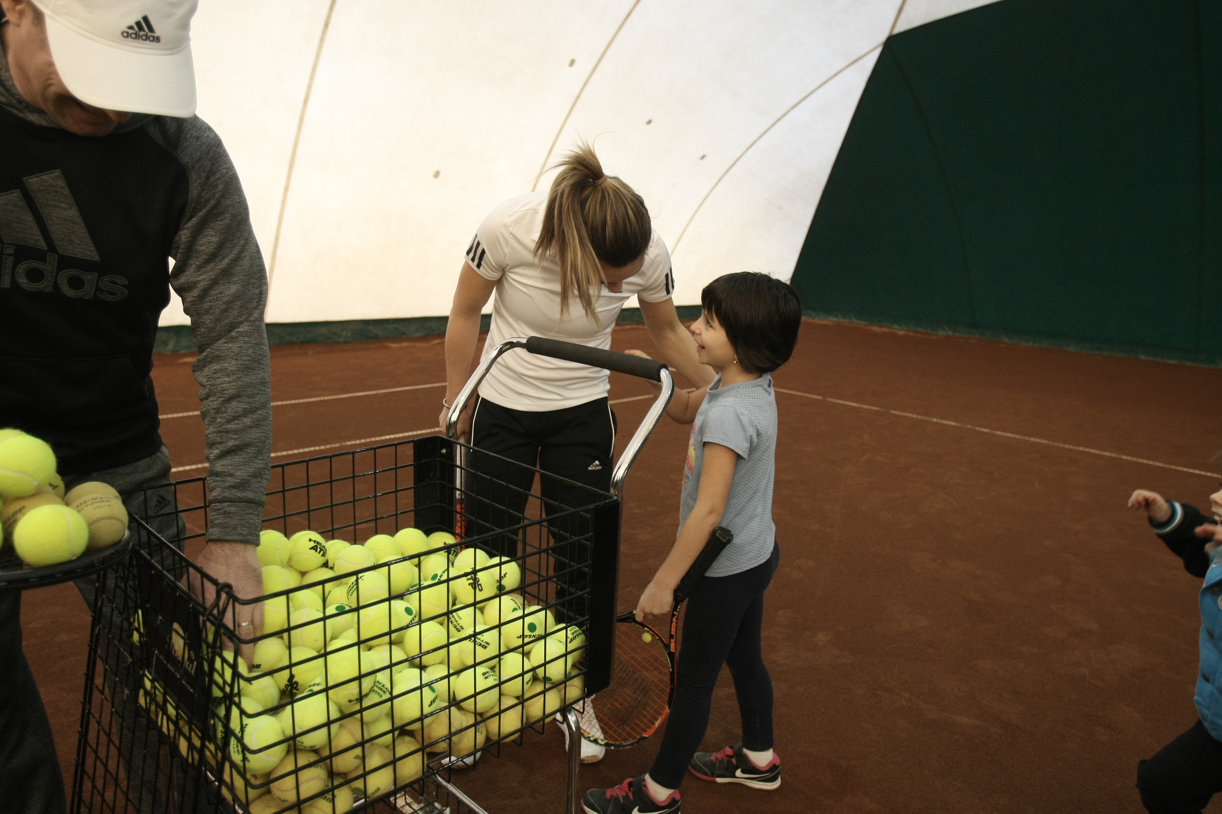 Simona Halep și-a luat energie de la copii! Un fost fotbalist stelist și-a adus fata, ca să ia autograf de la campioană / GALERIE FOTO
