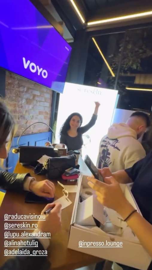 Detaliul observat de fani în cafeneaua lui Dani Oțil. Ce au văzut când Ramona Olaru a filmat televizorul din locație
