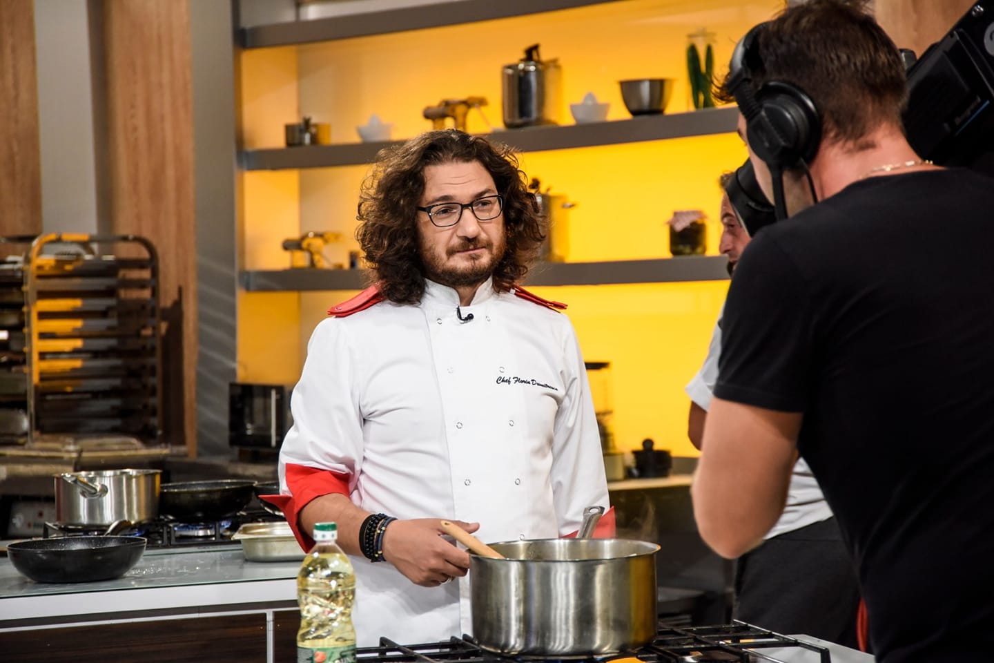 Nu l-ai văzut niciodată așa pe chef Florin Dumitrescu. Machiat de fetele lui | FOTO