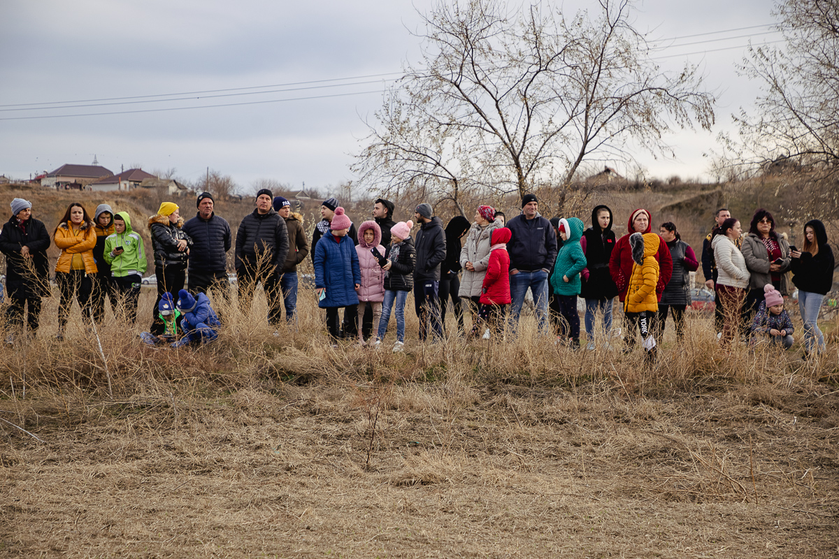 REPORTAJ Boboteaza pe malul Dunării, în comuna Ostrov: procesiune la debarcader, concurs de prins crucea și curse de cai