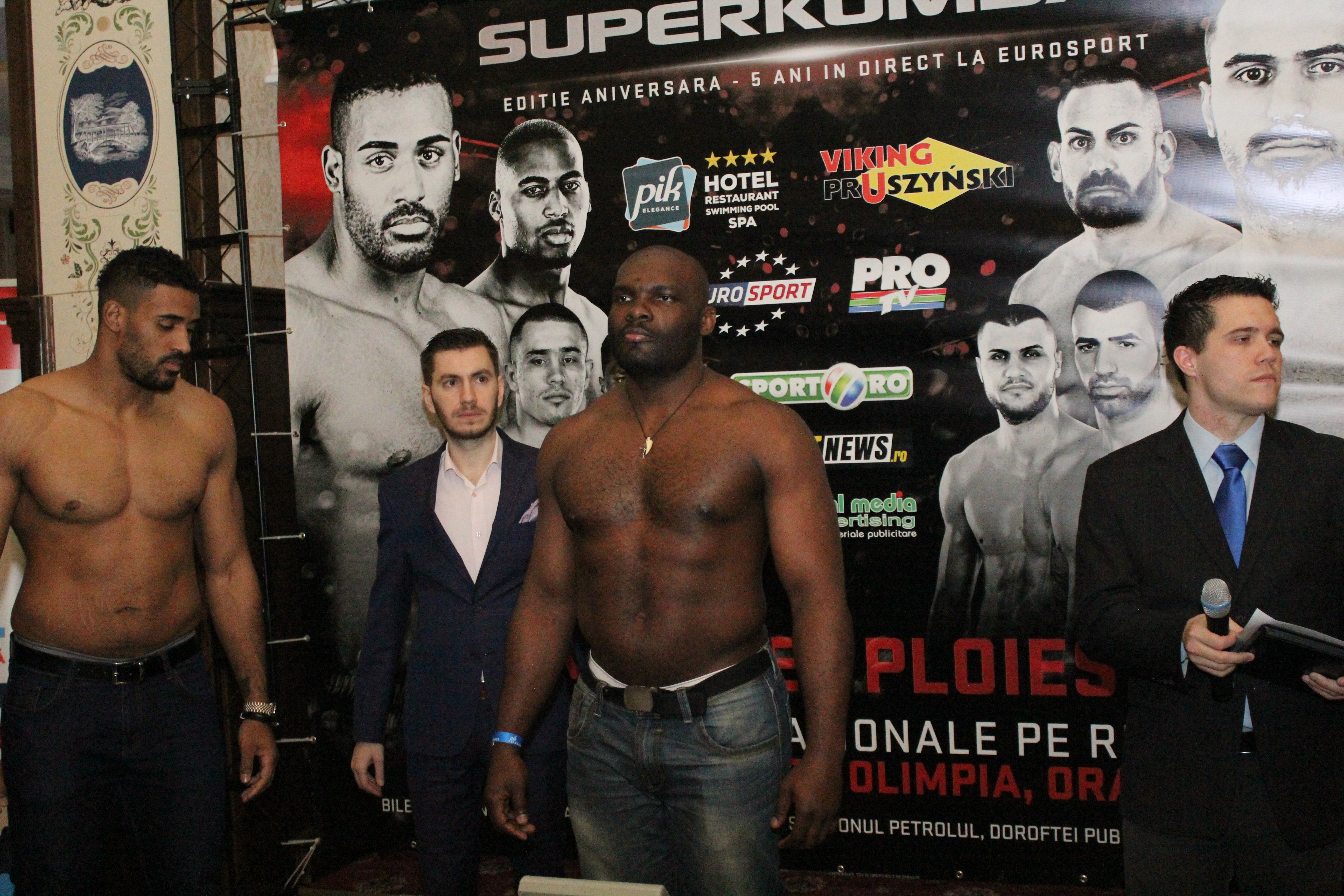 Luptătorii de la Superkombat Ploiești s-au confruntat pentru prima dată la cântarul oficial / GALERIE FOTO