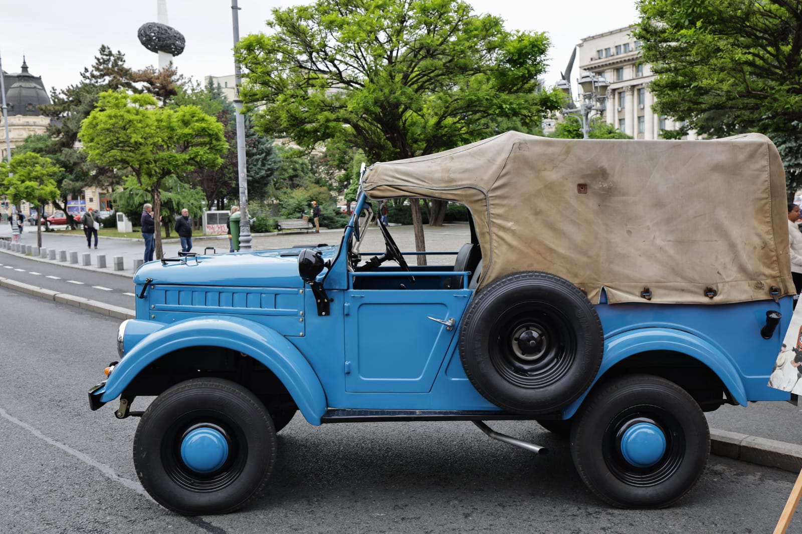 Expoziție cu mașini de epocă la București, pe Calea Victoriei. Printre exponate și un ARO folosit de Nicolae Ceaușescu