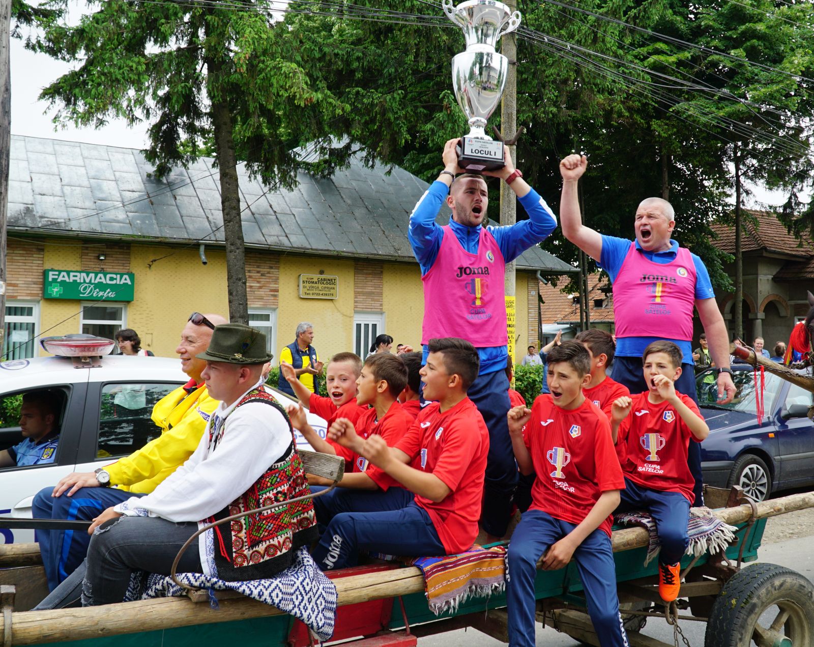 Câștigătorii Cupei Satelor, plimbați cu căruța! Copiii din Ruginoasa au sărbătorit într-un mod inedit performanța alături de toată comuna / FOTO&VIDEO