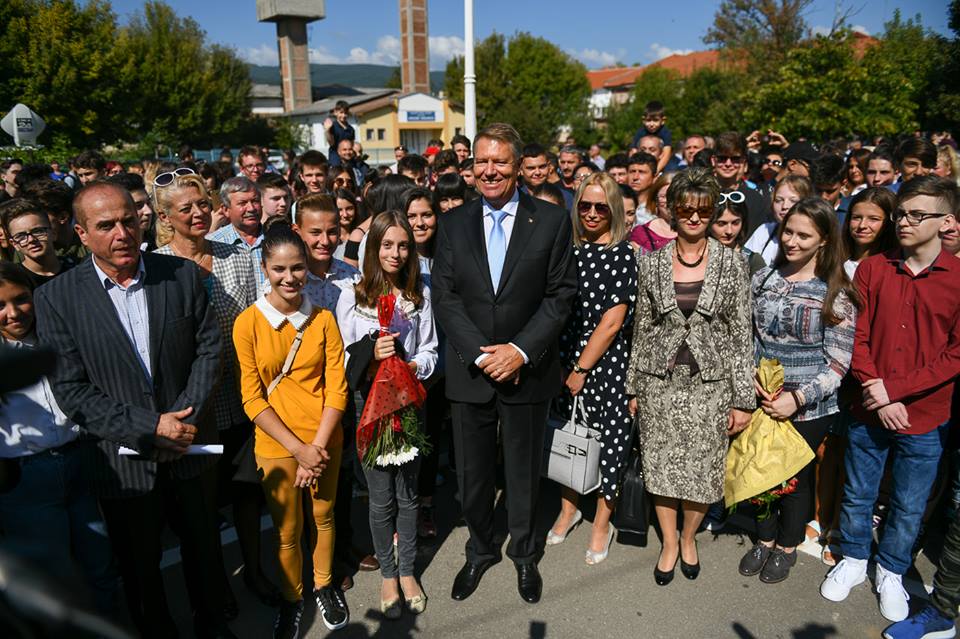 UPDATE. Iohannis, la ceremonia de deschidere a anului școlar, la Alba Iulia: Reformele au stat mai degrabă sub deviza "un pas înainte şi doi înapoi"