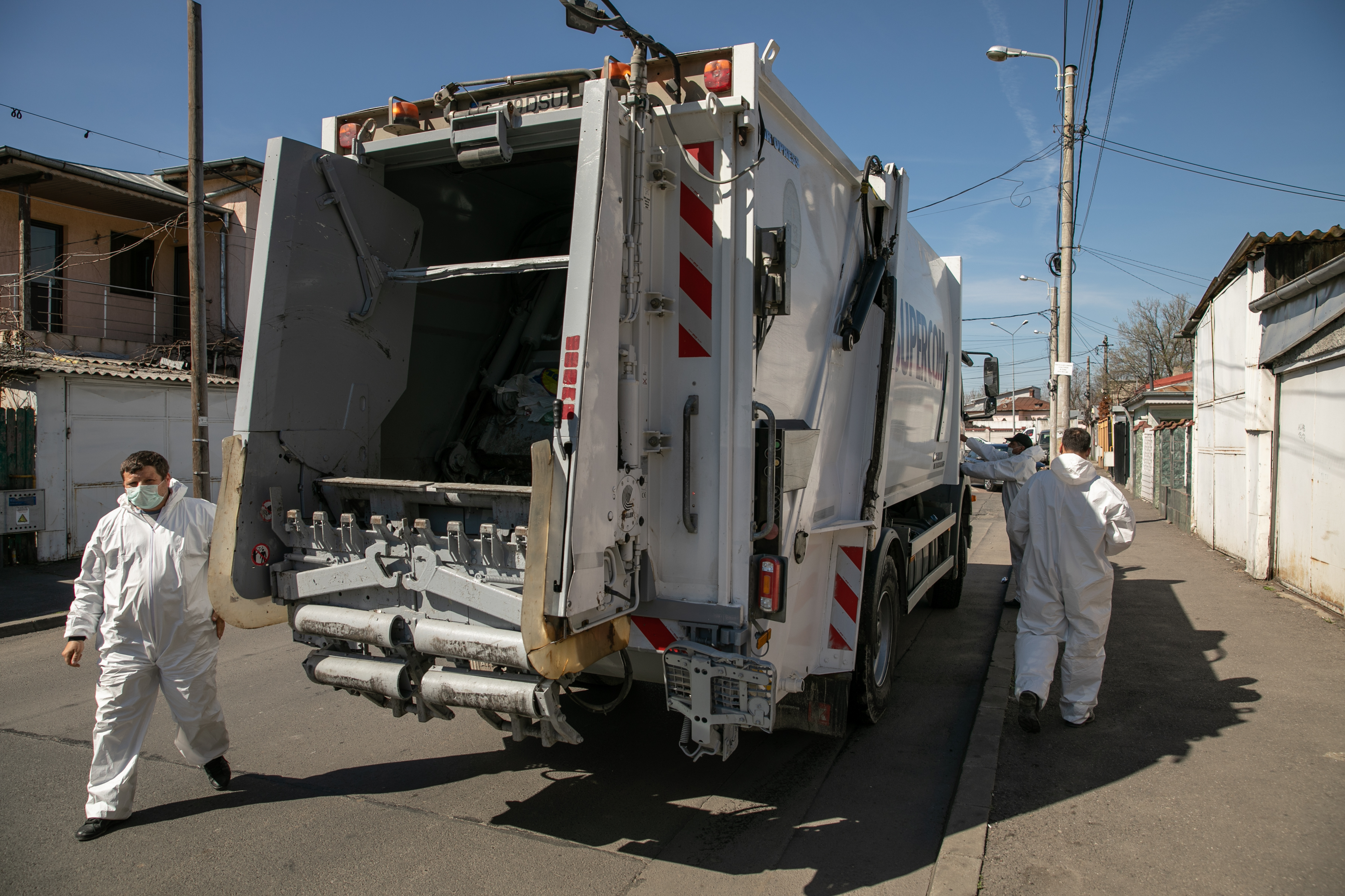 Eroii necunoscuți. 4.000 de ”gunoieri” înfruntă în București pandemia de coronavirus și stigmatizarea: ”Fără ei, în trei zile avem și holeră”