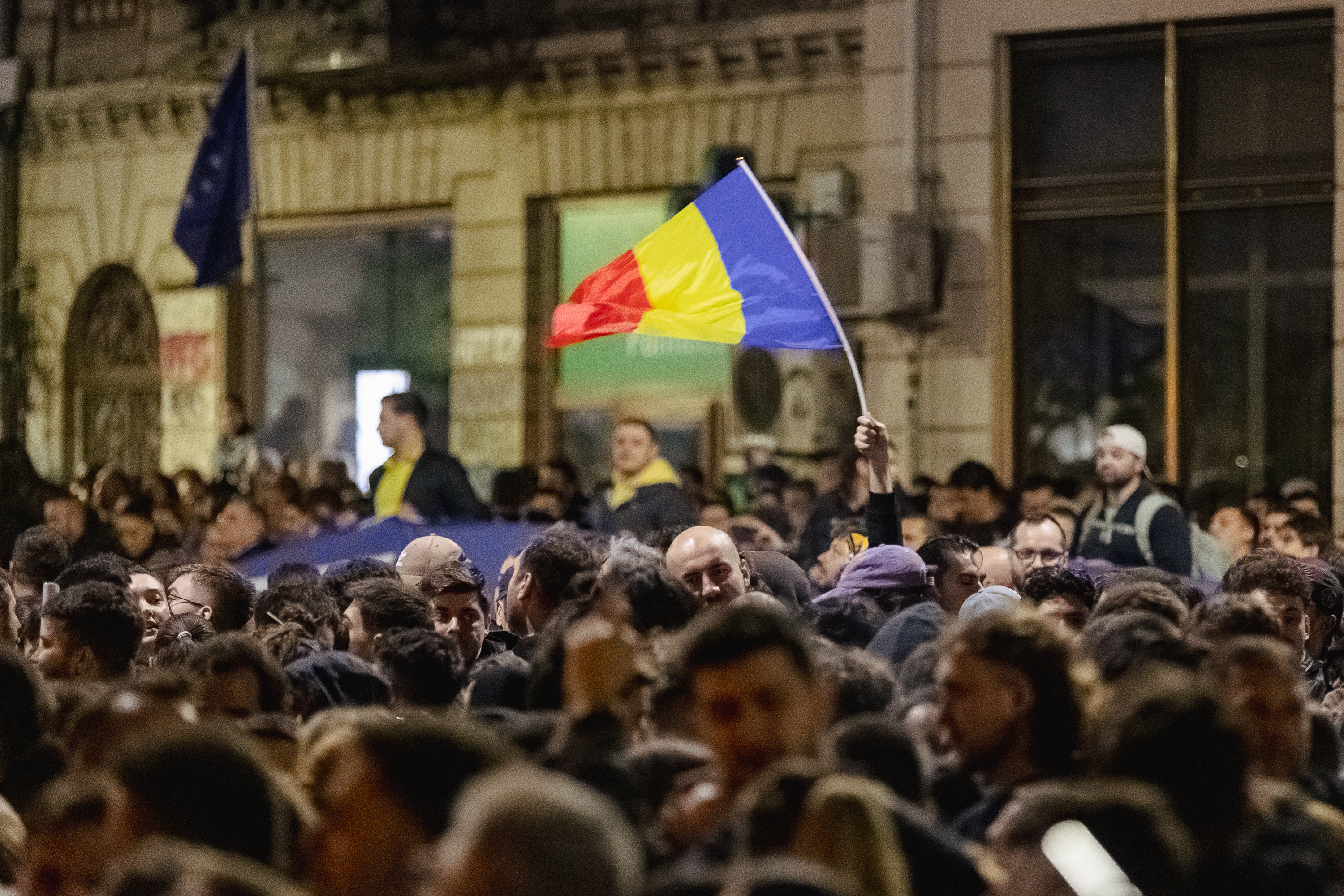 Duminica cetățeanului în sectorul 5. Adevăratul George Simion a ieșit cu soția și prietenii la vot la o școală din cartierul Sălaj: „Așteptăm schimbarea!” FOTOREPORTAJ
