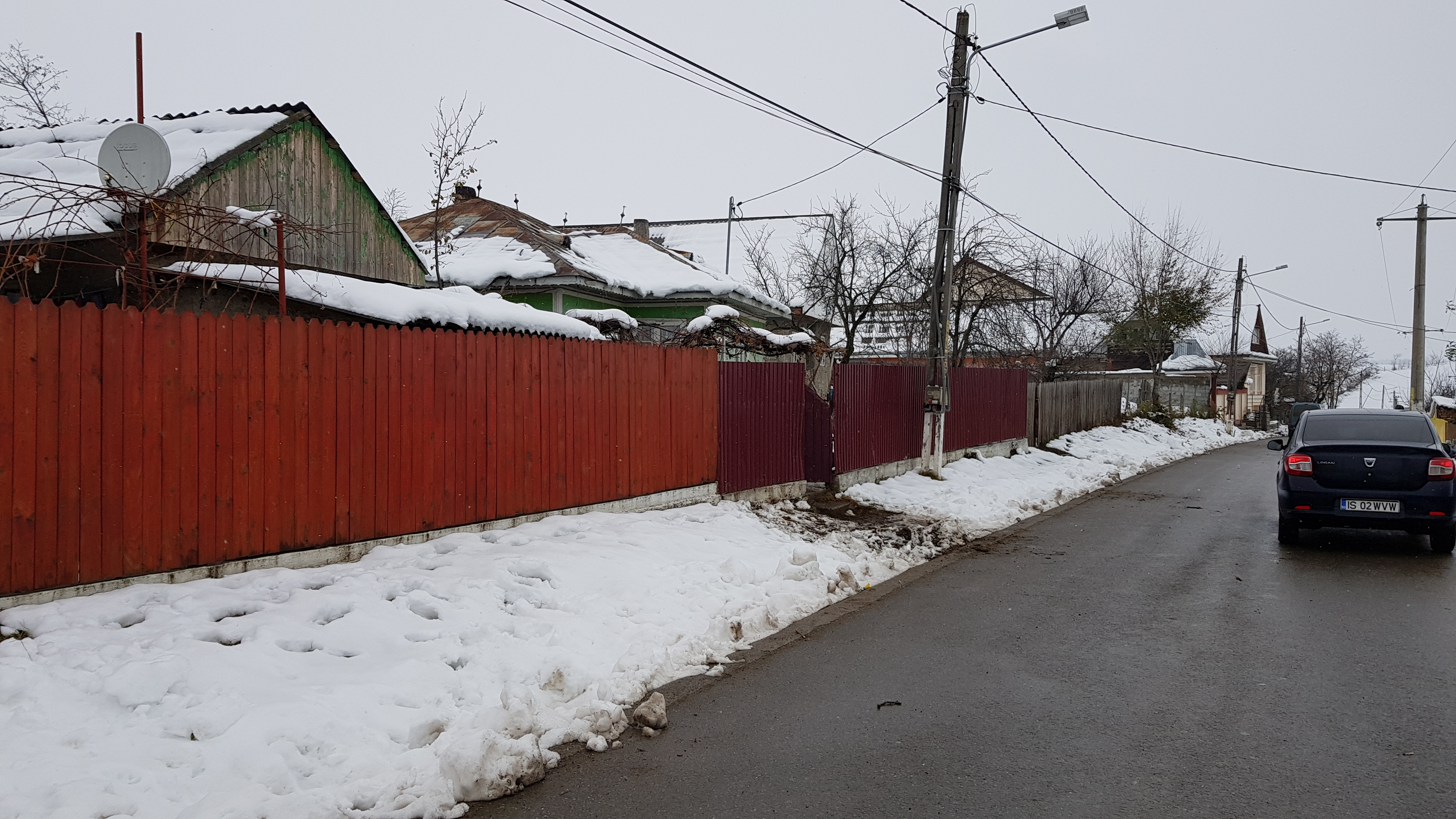 REPORTAJ/ Povestea din spatele unei fotografii virale: doi copii în picioarele goale pe stradă, în prag de iarnă. Zece suflete înghesuite într-o căsuță și lecția de demnitate cu care-și înfruntă soarta