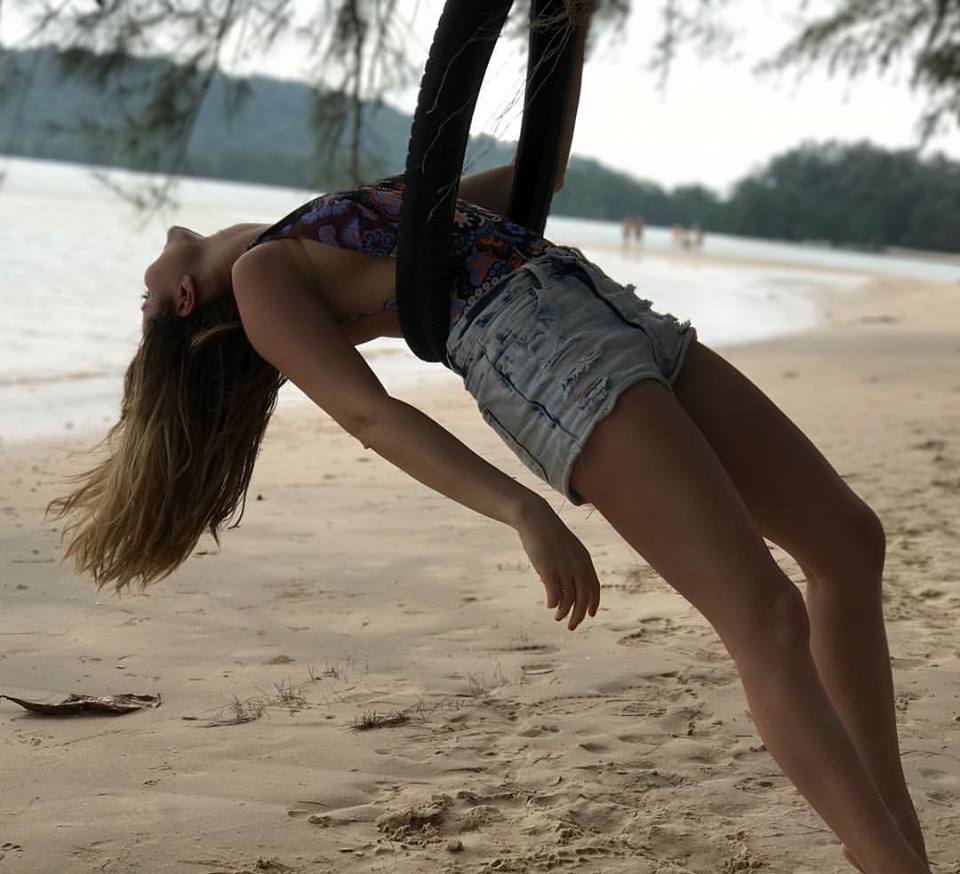 Laura Cosoi, fără sutien la plajă. Cât de bine arată la 35 de ani | FOTO