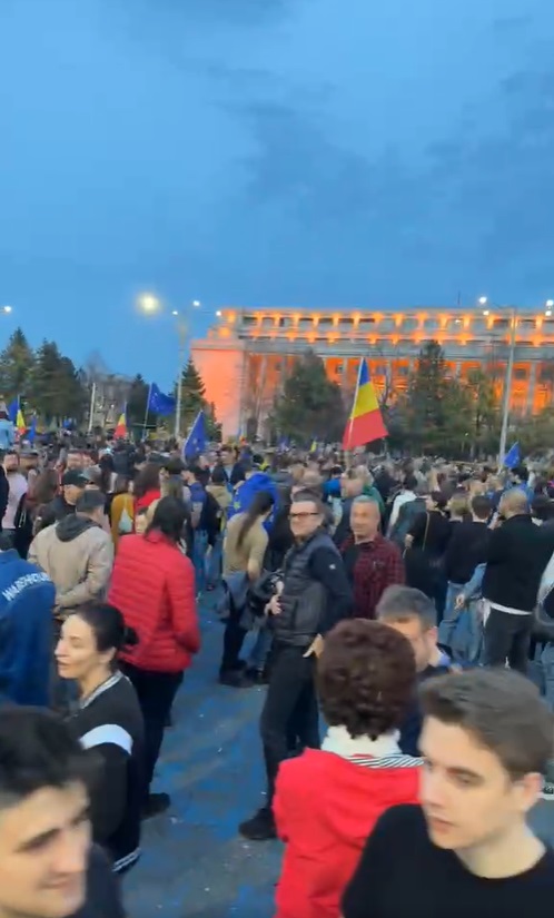 Tudor Chirilă a fost la Mitingul EuRo din Piața Victoriei. Ce a transmis artistul, care s-a plimbat printre manifestanți: „Ăștia, săracii, au venit pe banii lor”