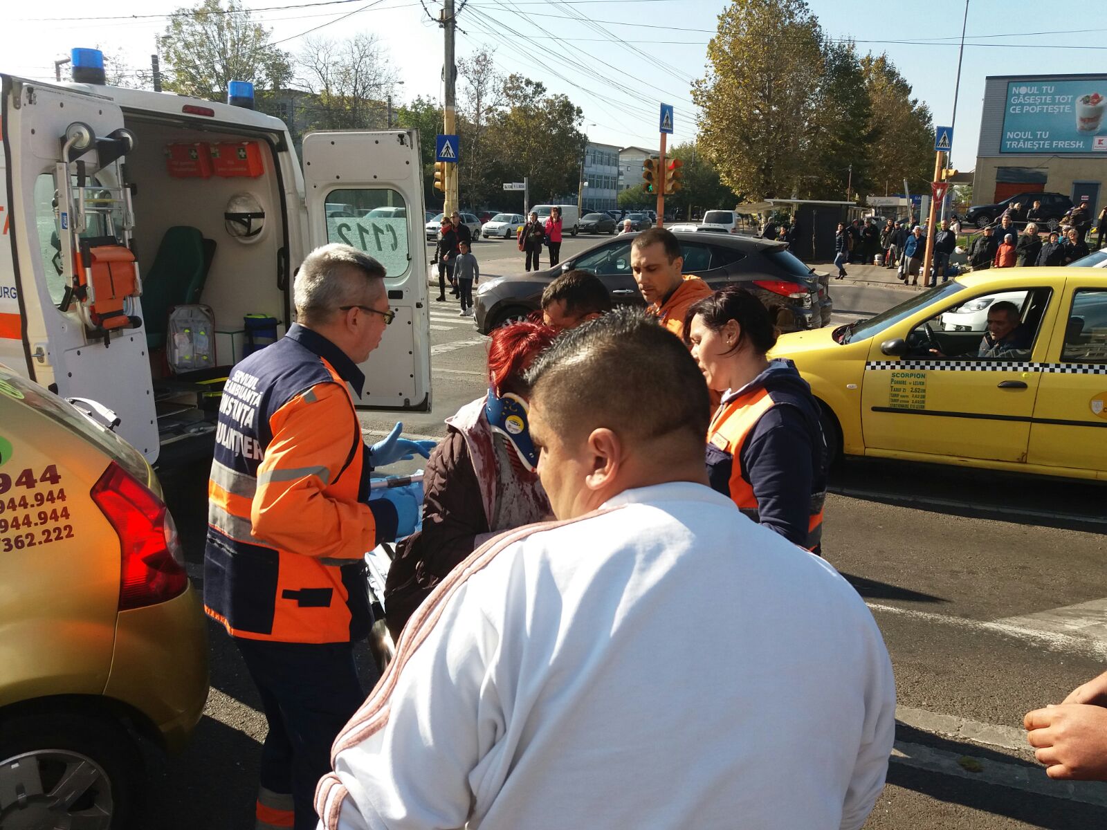 Patru răniți, în urma unui accident între un taxi și o ambulanță în Constanța. Pasagera din taximetru e în comă