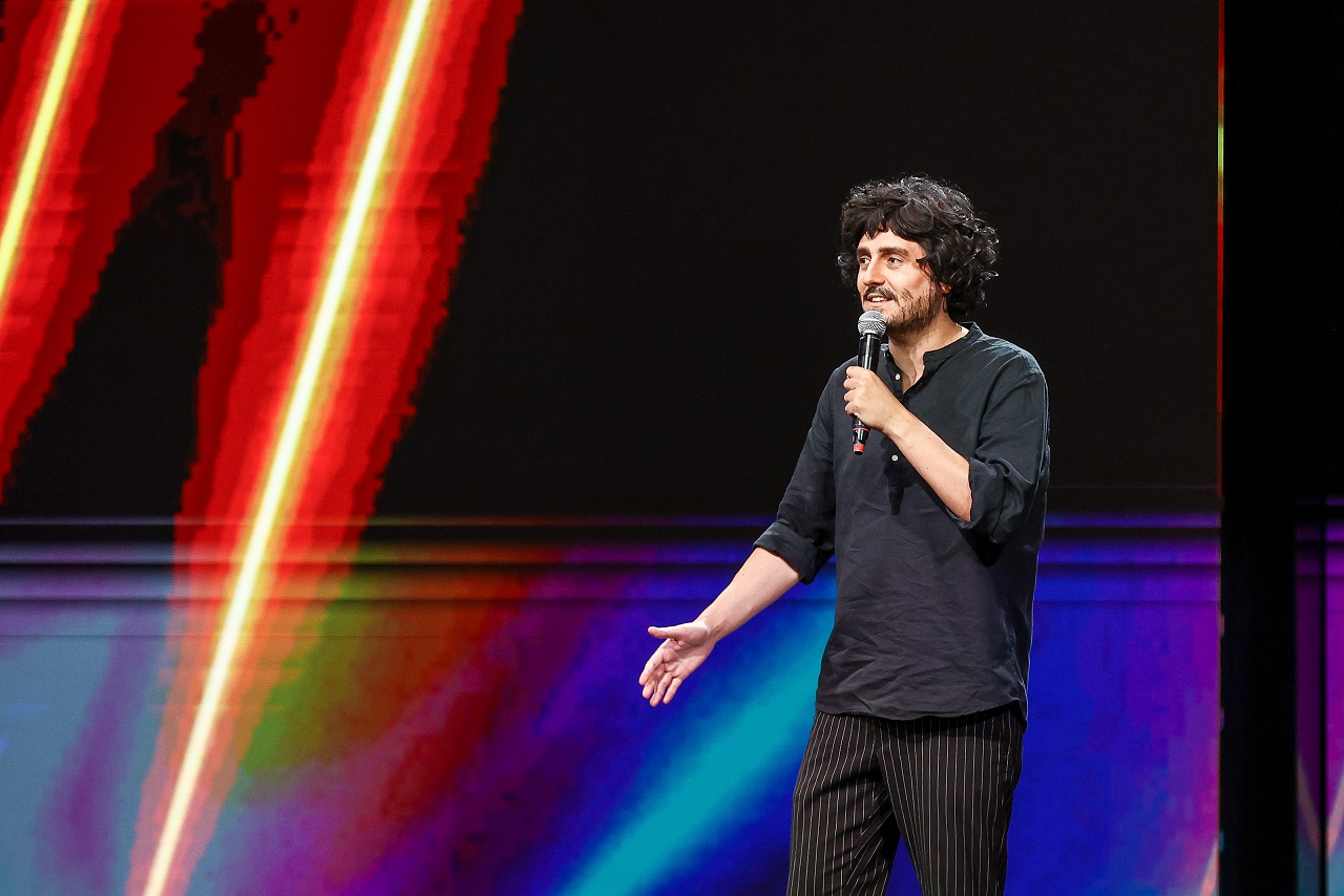 Actorul George Tănase, număr spectaculos  la „Stand-Up Revolution”. „Evident că mi-am dat seama că e cineva care-l imită perfect pe Costel”