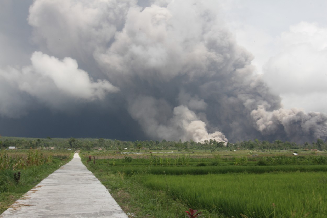 Vulcanul Semeru din Indonezia a erupt. Sute de localnici, evacuați din calea norilor imenși de fum și cenușă