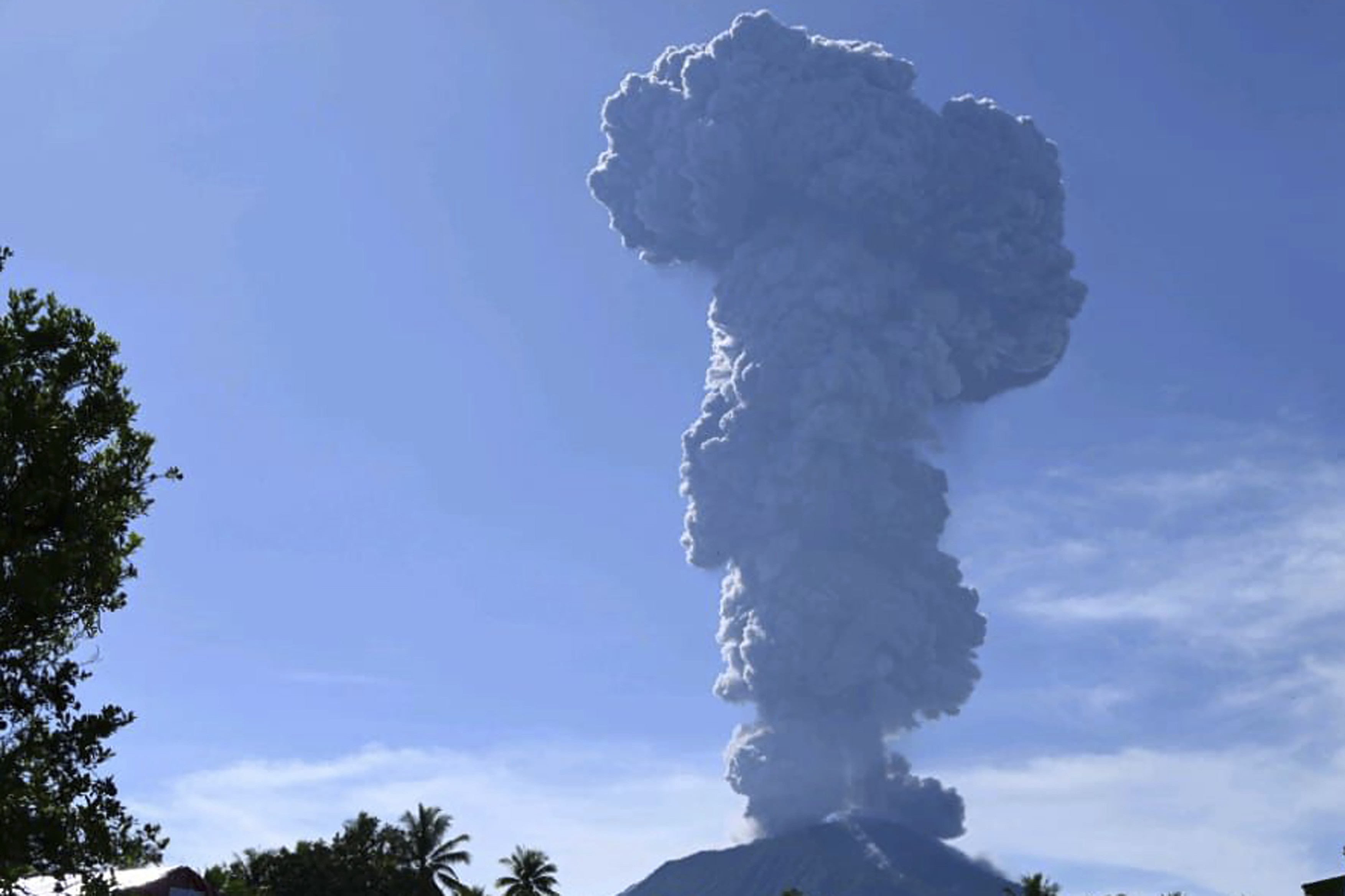 Erupție spectaculoasă a vulcanului Ibu din Indonezia. Fulgere violet în jurul craterului și coloane de cenușă ce se ridică la peste 4 km