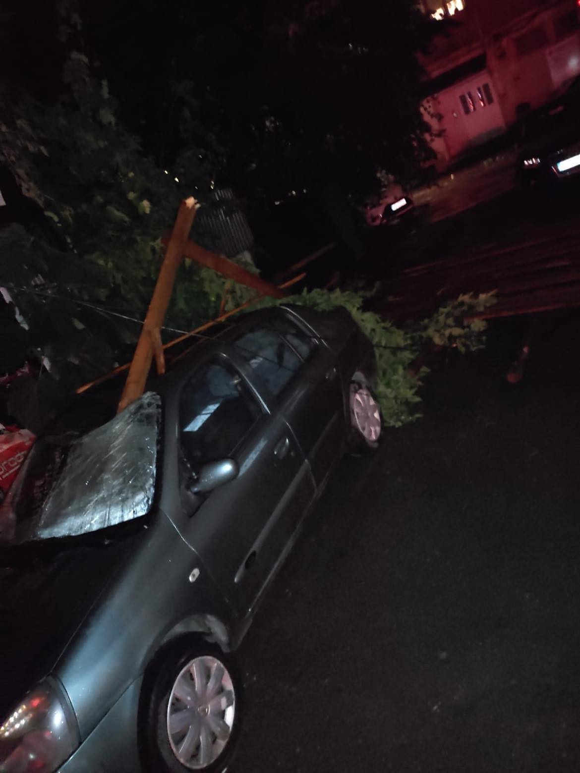 FOTO: Vijelie în Vaslui: acoperiș smuls de vânt și prăbușit peste un autobuz și o benzinărie. Două persoane au fost rănite