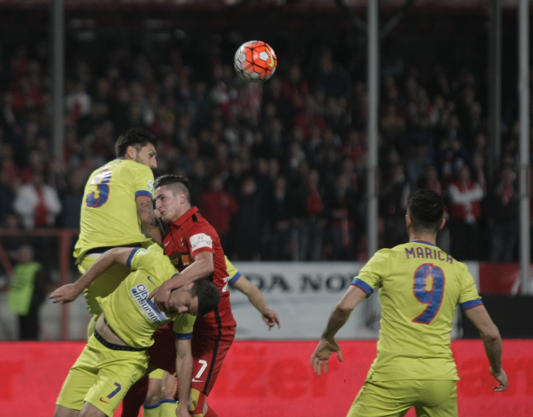 Tensiuni la Steaua. Campionii se critică între ei, după ce au scăpat victoria în finalul derby-ului cu Dinamo: ”Retragere inexplicabilă în repriza a doua. Bicfalvi a egalat, după o greșeală a lui Papp” / FOTO&VIDEO
