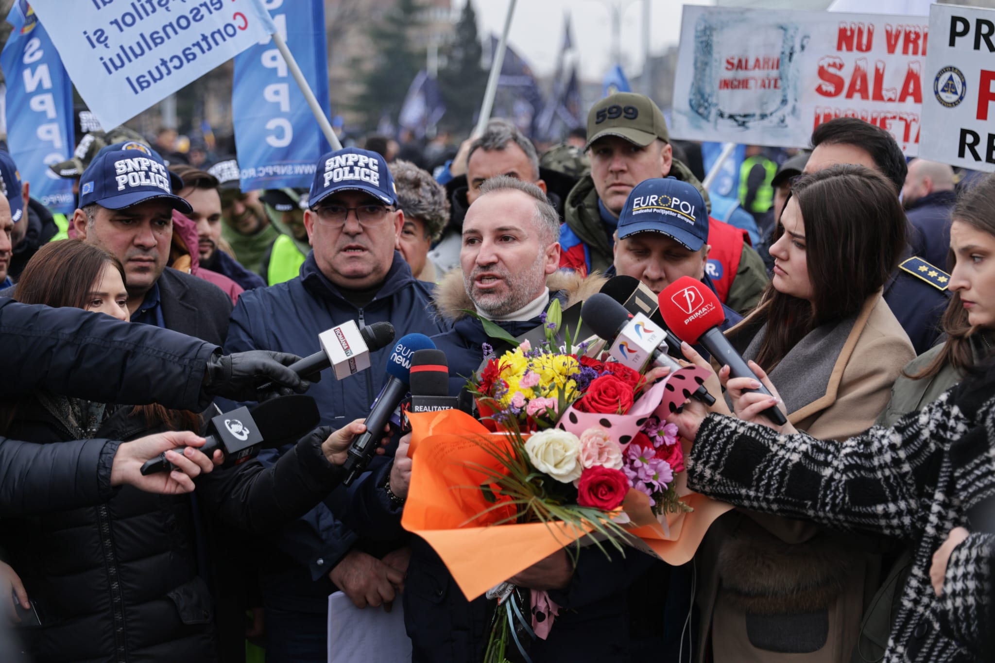 Protest în Piața Victoriei al sindicatelor din penitenciare faţă de Ordonanţa „trenuleţ”: „Guvernul nu îngheaţă salariile, ci le taie”