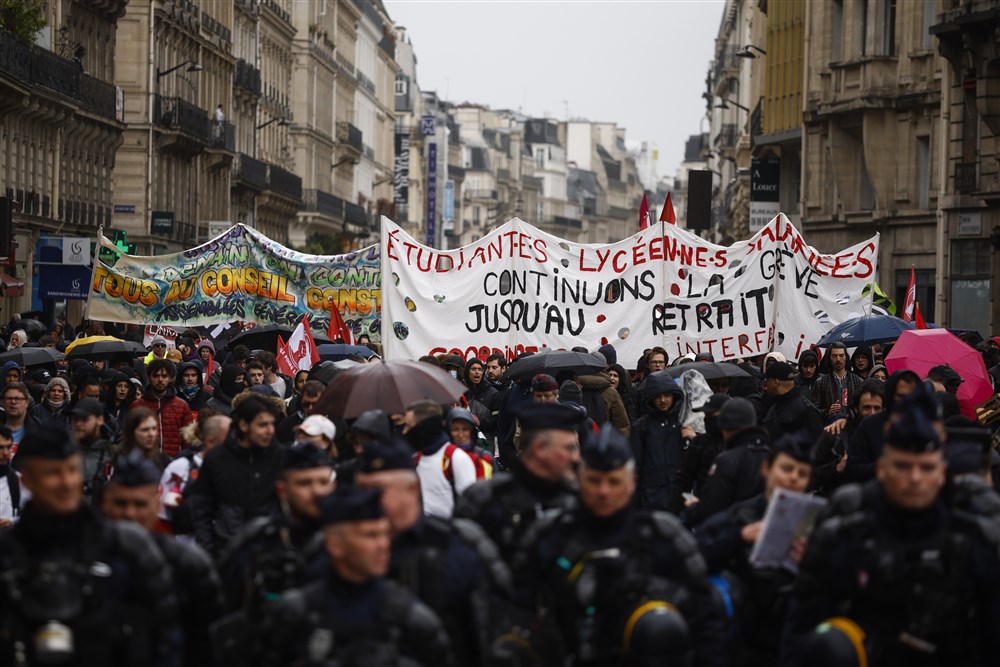 Macron a promulgat rapid legea care crește vârsta de pensionare, în ciuda protestelor, după ce a primit undă verde de la Consiliul constituţional