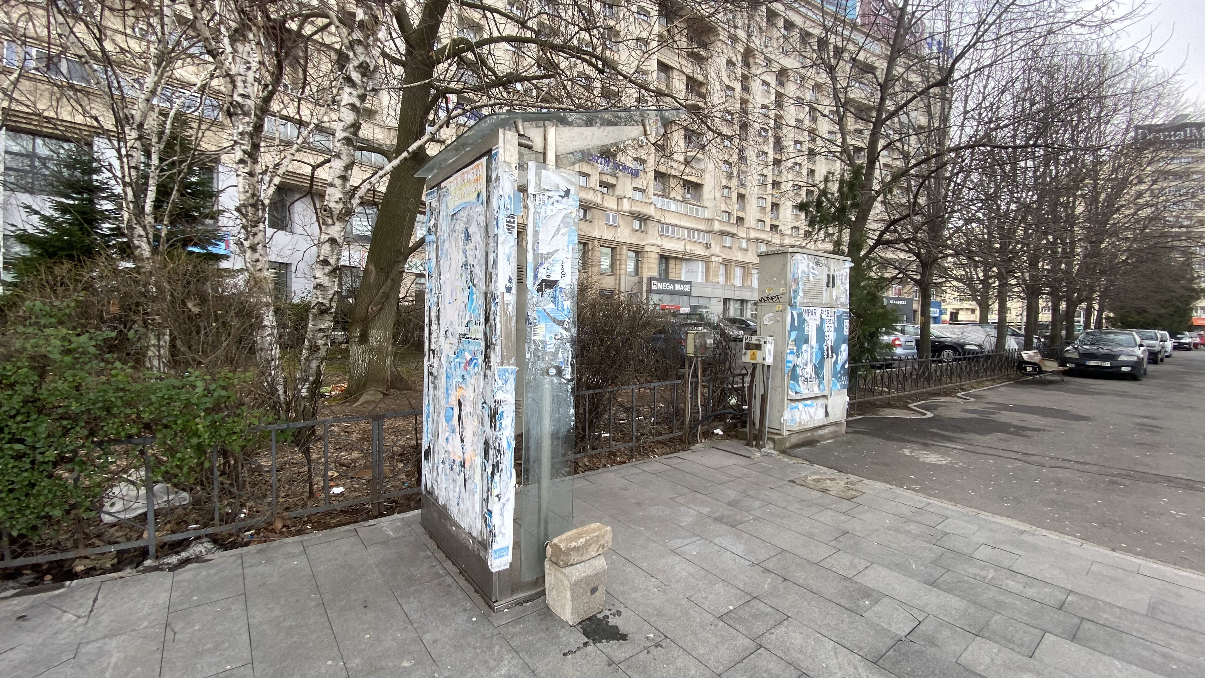 De 9 ani, chioșcurile informative de 400.000 de euro, care au funcționat doar câteva luni, zac vandalizate și inutile în centrul Bucureștiului