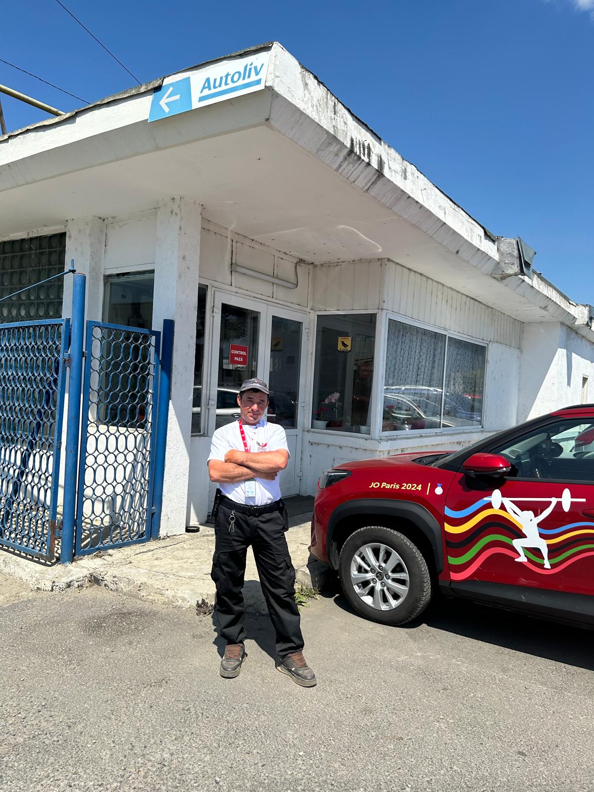 Florin, tatăl vicecampioanei olimpice la haltere Mihaela Cambei, este paznic la o firmă din Onești, apoi lucrează pe tractor: „Să muncești nu e o rușine”