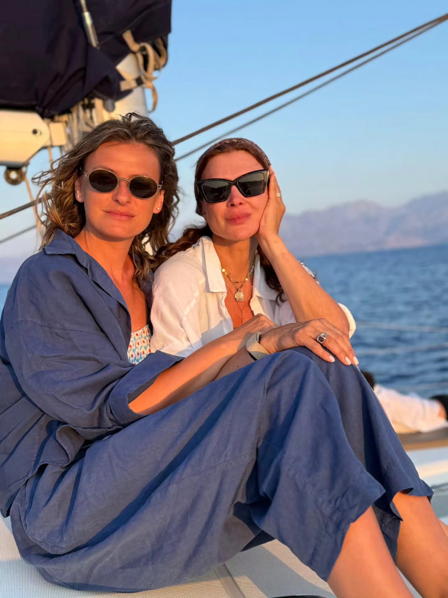 Cum au apărut Monica Bîrlădeanu și soțul ei, Valeriu Gheorghiță, în vacanța din Grecia. Imagini inedite cu actrița în costum de baie, la 47 de ani