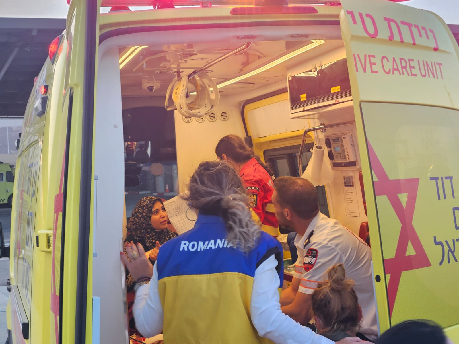 Șase copii palestinieni din Fâșia Gaza, aduși în România pentru tratament medical