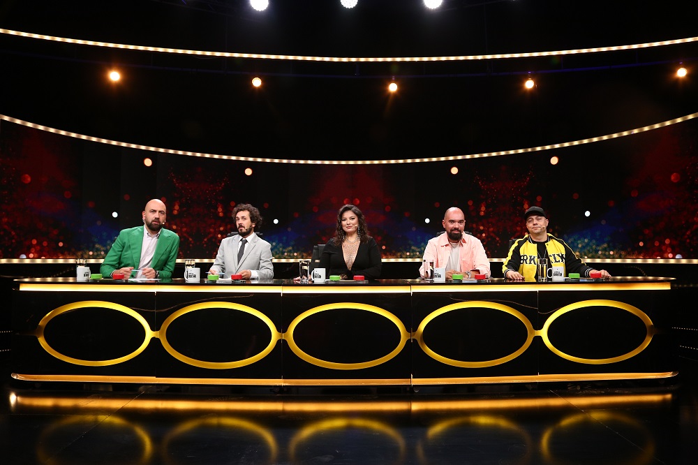 Iulia Albu, cu un decolteu generos la TV. Cum și-a făcut vedeta apariția la „Stand-Up Revolution”