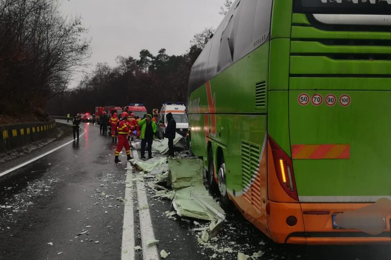 Accident pe DN1, în județul Sibiu. Un autocar cu peste 20 de pasageri s-a ciocnit de un camion