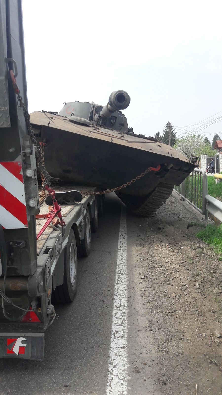 Un tanc s-a răsturnat pe şosea în Prahova! Circulaţia a fost blocată pe un sens