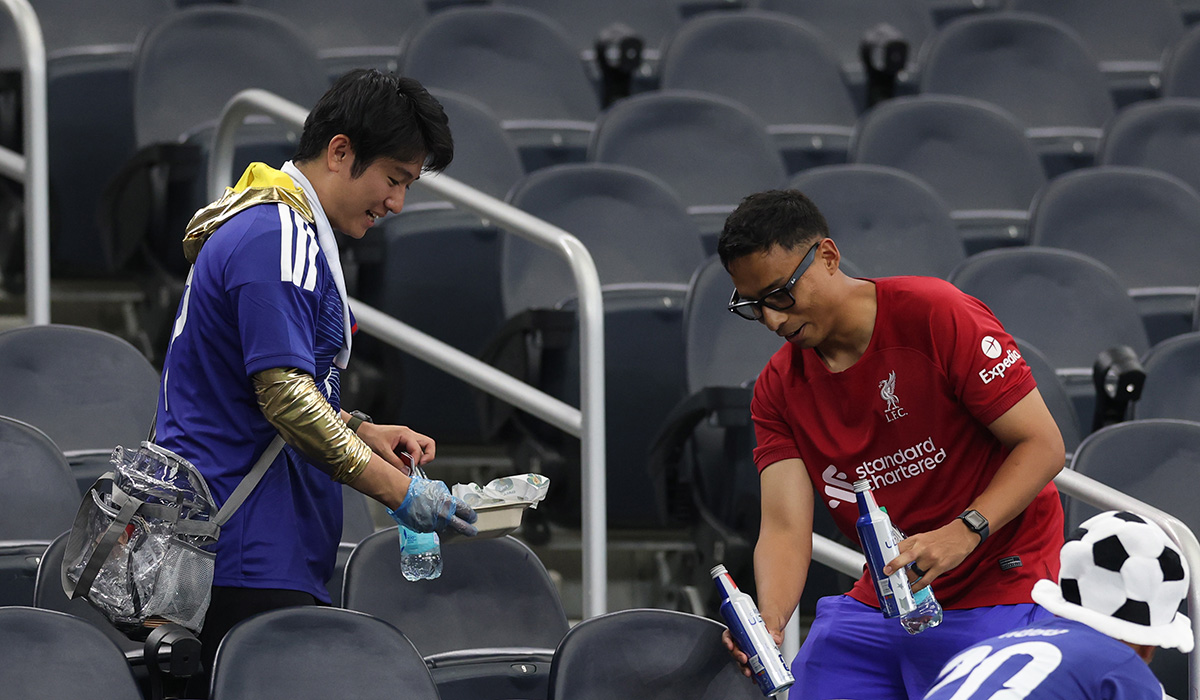 VIDEO Spectatorii japonezi uimesc lumea la Cupa Mondială făcând curățenie pe stadioane. "Învață de mici să nu creeze neplăceri. E o parte a culturii lor"