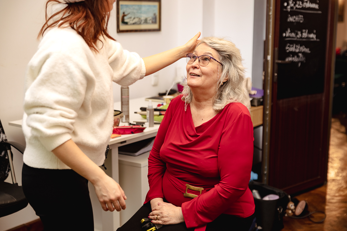 REPORTAJ. „Mă îmbrac de la «casa de modă» SH, am o cremă cu acid hialuronic de 8 lei”. Cadou de 8 Martie pentru 300 de femei din toată țara: transformare la coafor