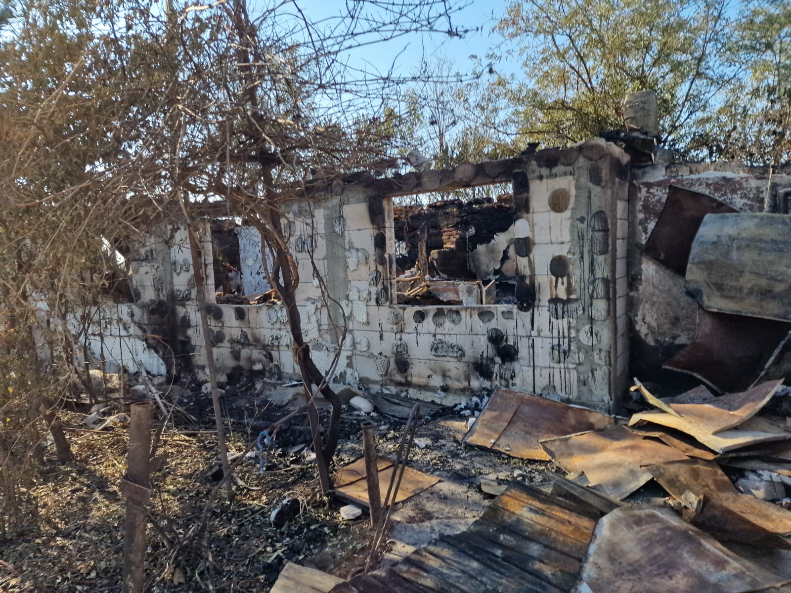 FOTOREPORTAJ Pompierii încă intervin în zona exploziei, oamenii spun că n-au primit ajutor: „Stăteam lângă o bombă și nu știam!”