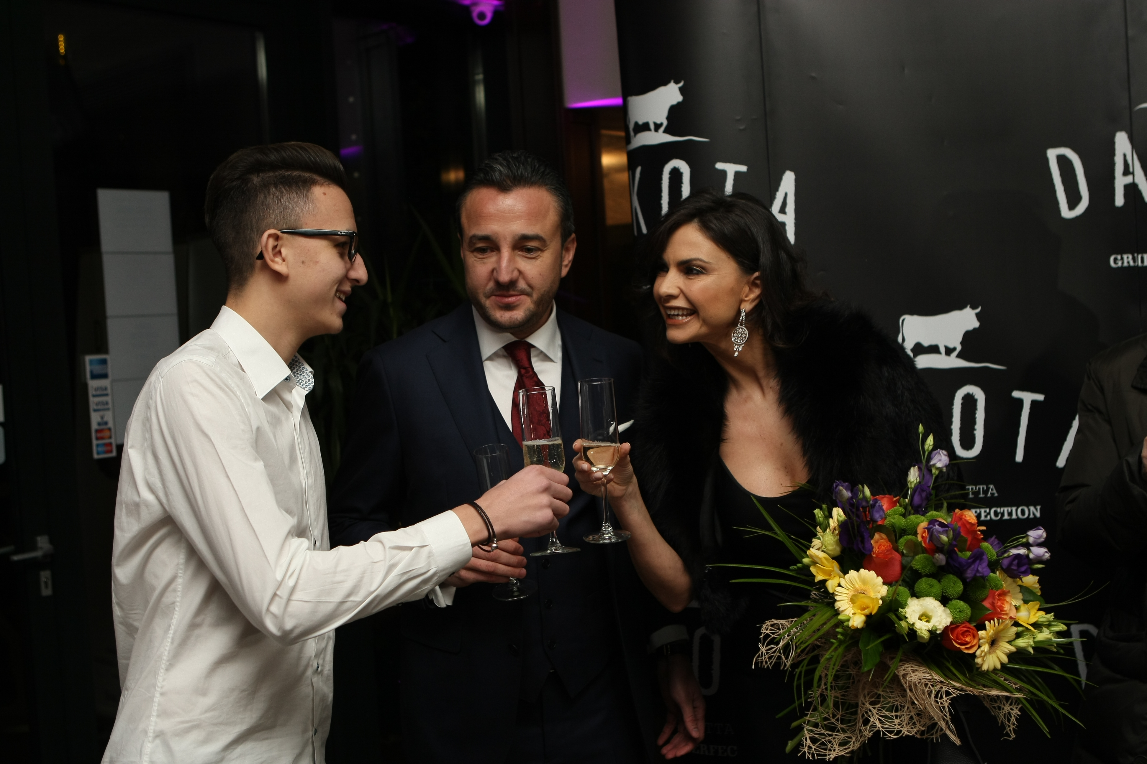 Ramona Bădescu, fără sutien, la brațul iubitului. Toți i-au văzut sfârcurile prin rochie | FOTO