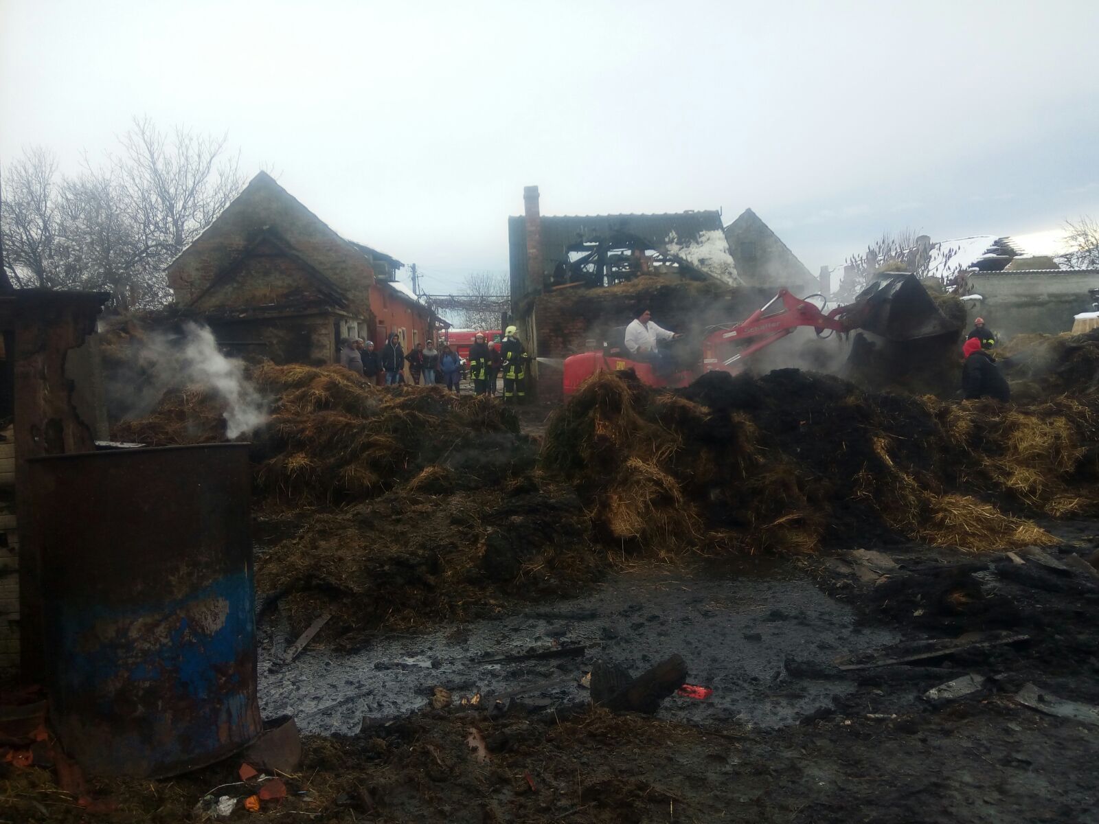 Două case şi o şură au luat foc, în localitatea braşoveană Hălchiu| FOTO/VIDEO