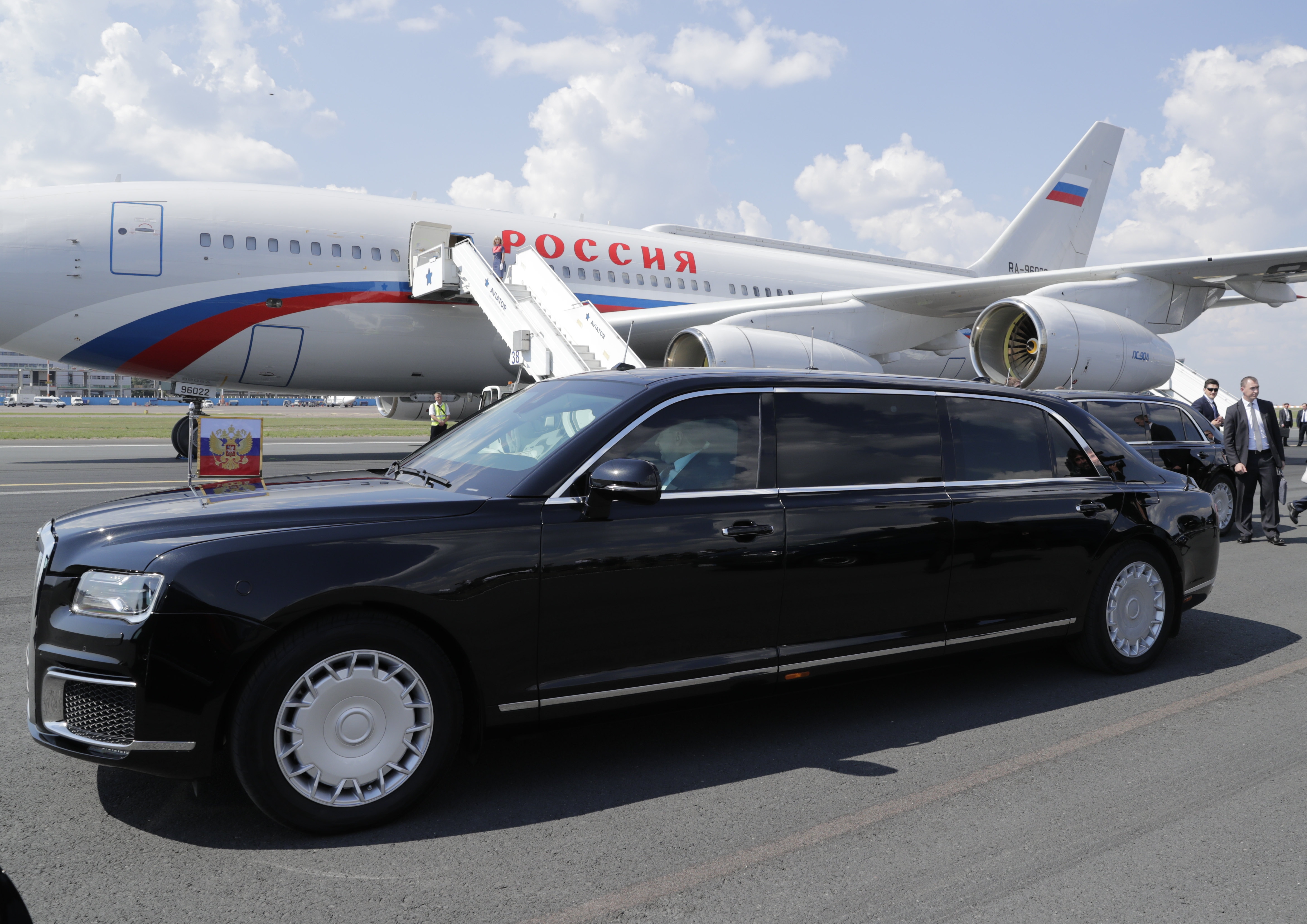 FOTO | Limuzina lui Putin care poate merge și sub apă a fost lansată și pentru cetățenii obișnuiți