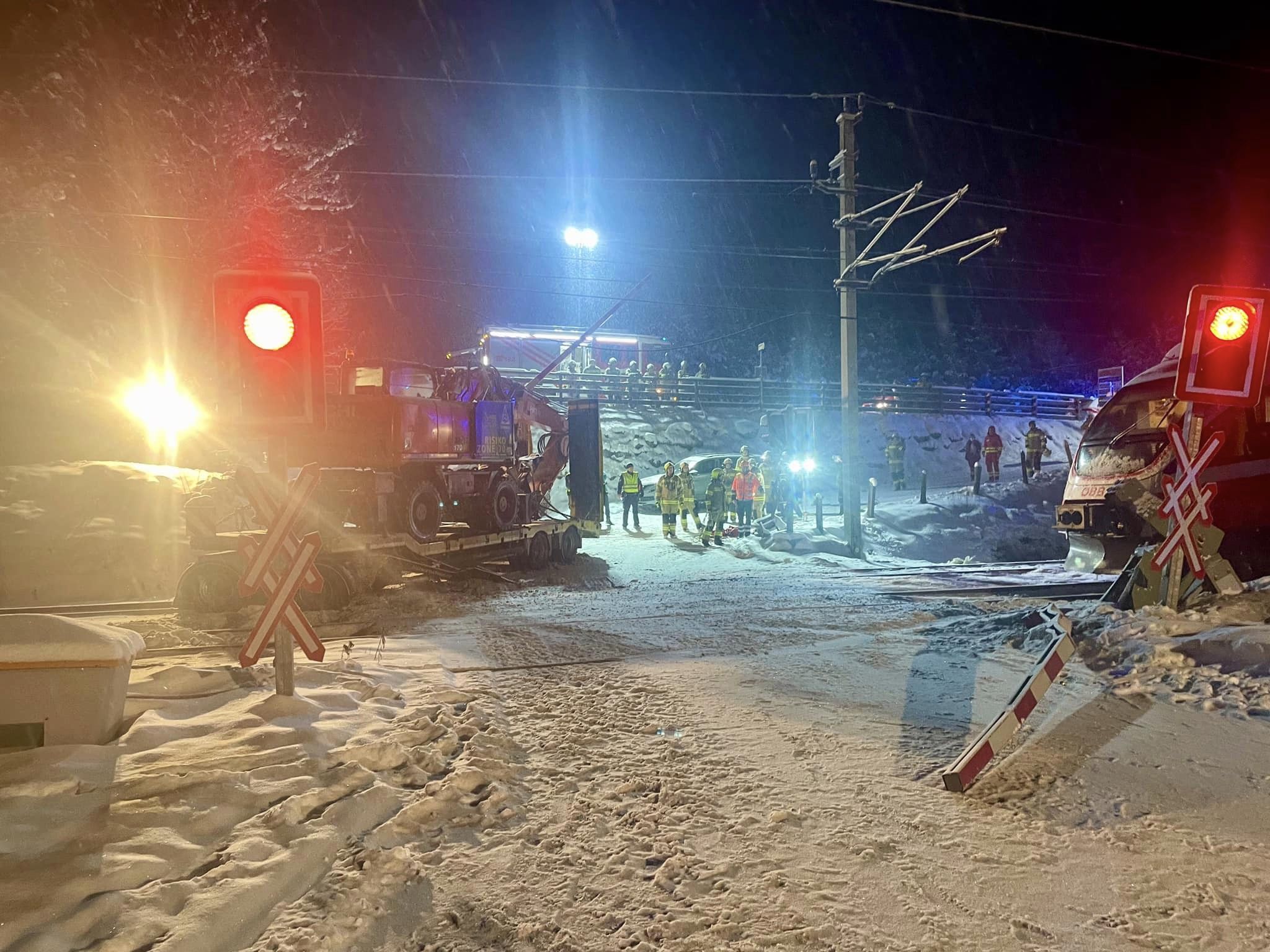 Un tren a intrat cu 90 km/h într-un camion blocat în zăpadă pe calea ferată și abandonat de șofer, în Austria