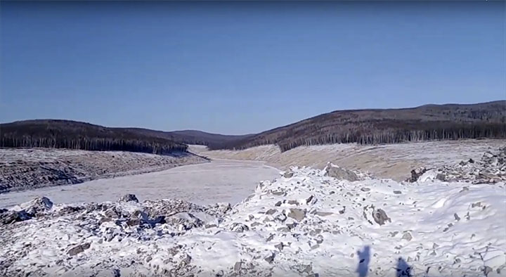 FOTO & VIDEO | Un întreg deal din Rusia a fost distrus după impactul cu un presupus "meteorit". Totuși, nu toți experții sunt de acord