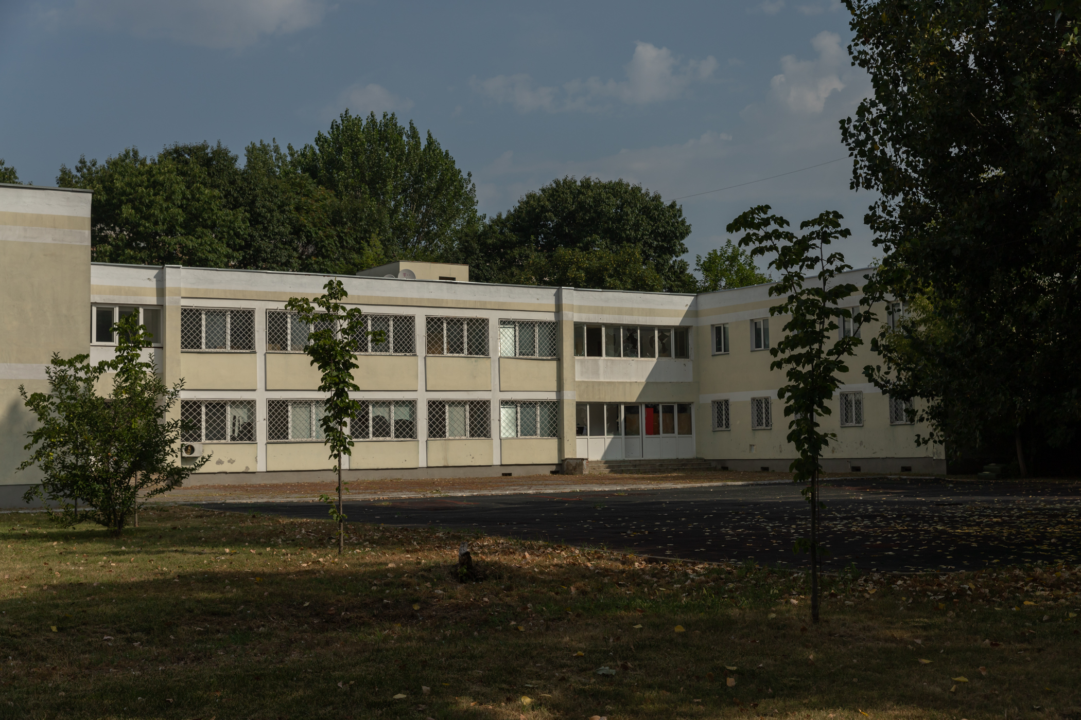Mii de elevi din sectorul 4, mutați de primărie „temporar” în alte locații, pentru consolidări care nu au început nici după 2 ani