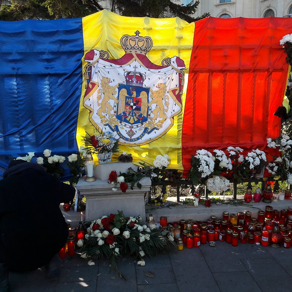 FOTO & VIDEO | Mii de oameni la Palatul Regal, în a doua zi de pelerinaj. ”Atât mai putem face pentru regele nostru. Lacrimi și flori”