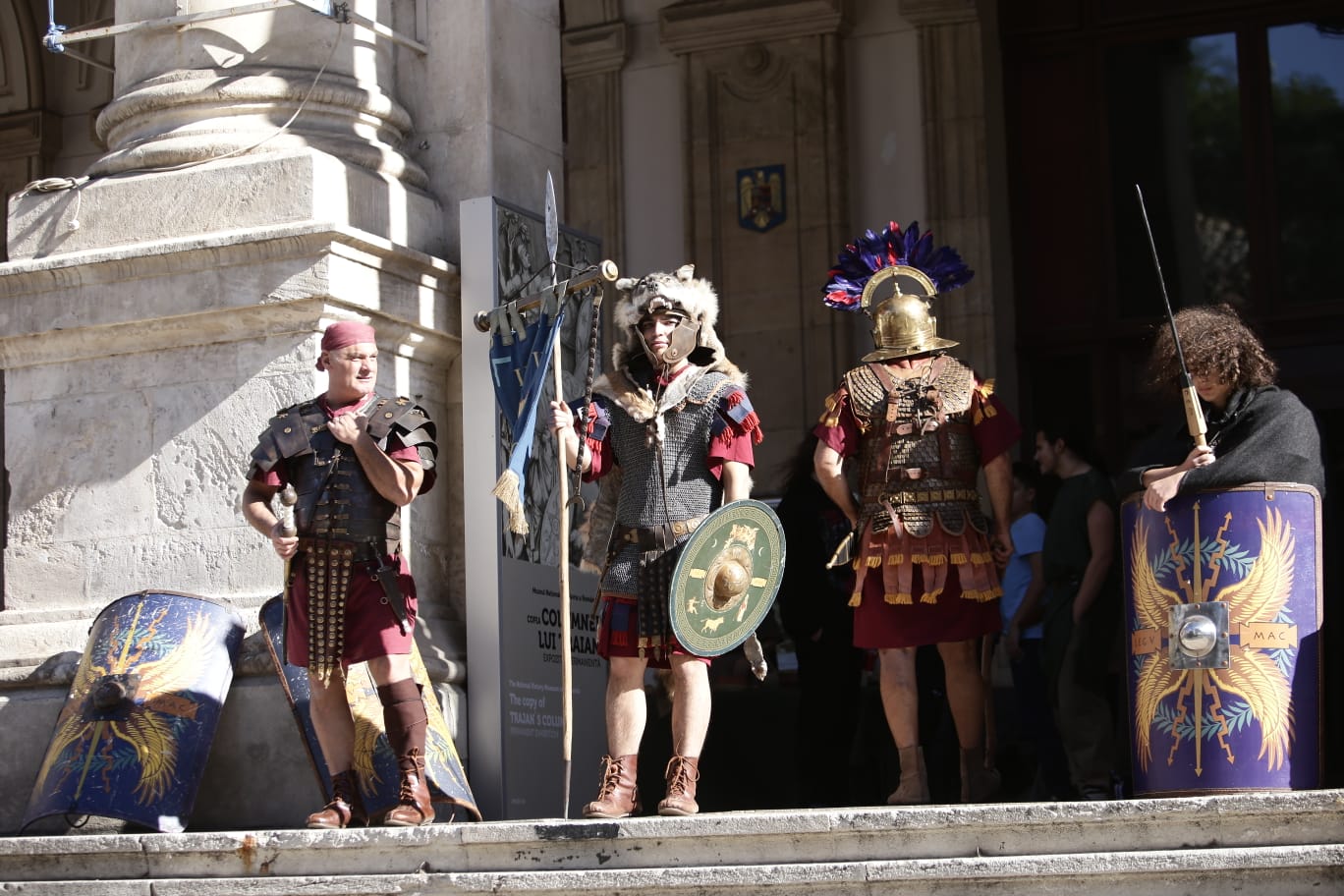 FOTOREPORTAJ. Lupte cu gladiatori pe Calea Victoriei din București, dar și mâncăruri preparate după rețete culinare antice
