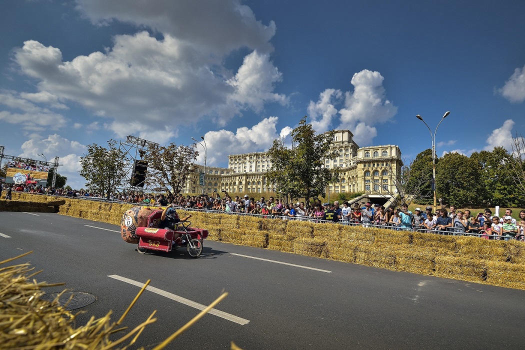 51 de mașini artizanale au defilat la primul Soapbox Race din România. Au învins ”Canibalii vegetarieni”
