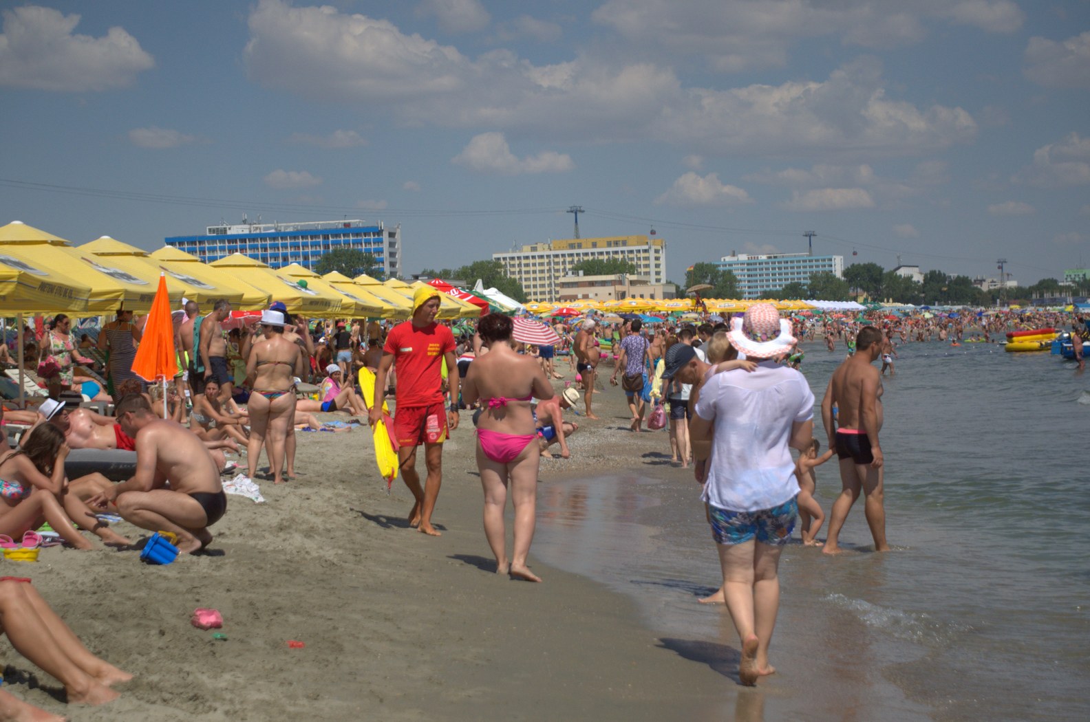 Criză de «salvatoare» pe litoral! Ea e singura fată - salvamar din Mamaia
