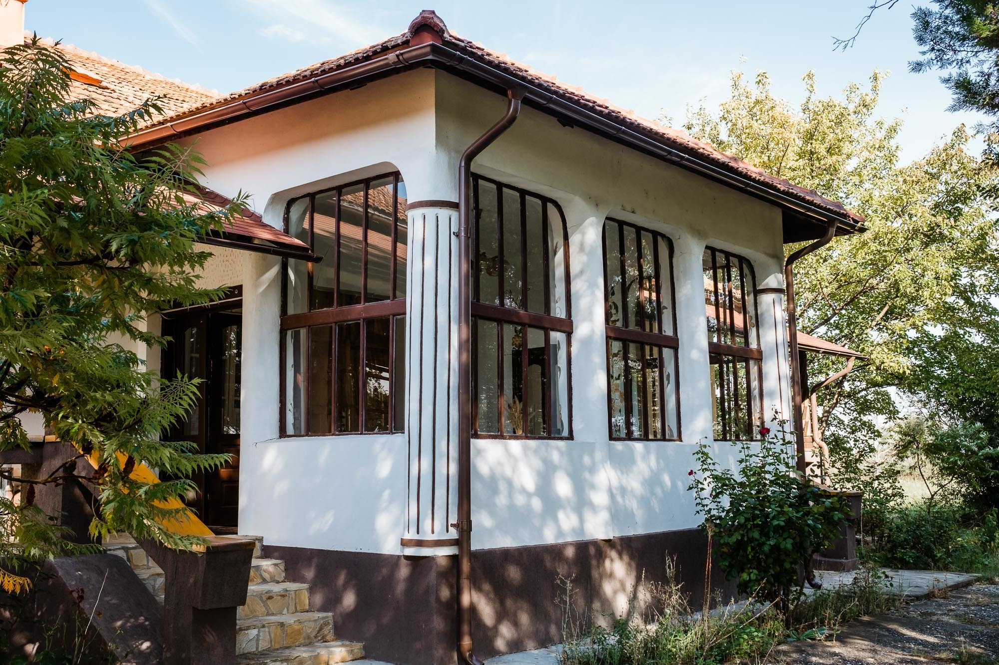 Cum arată conacul boieresc cu 10 camere și piscină, aflat la o oră de București, care se vinde cu 450.000 de euro