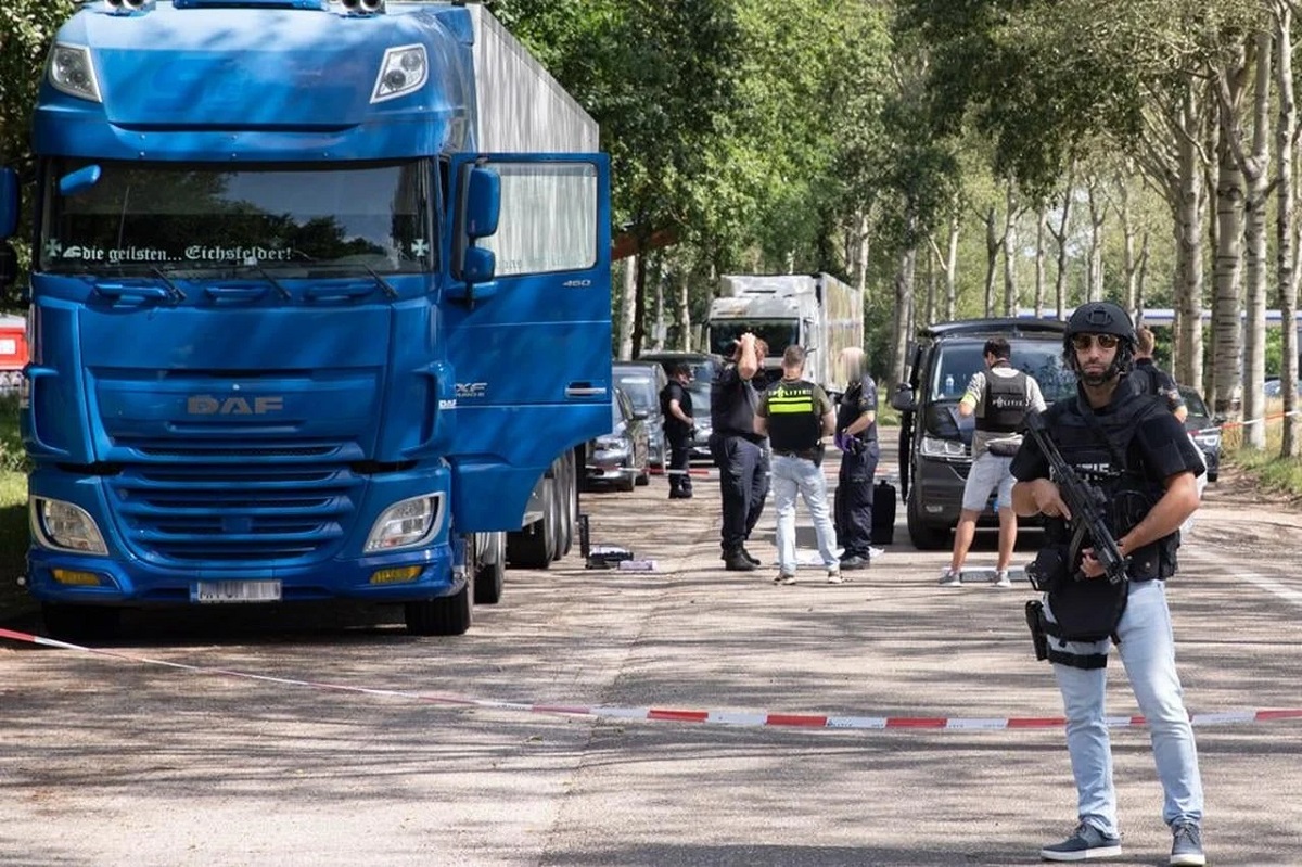 S-a aflat de ce polițiști înarmați până în dinți au păzit camionul unui șofer român în timp ce era percheziționat de criminaliști, în Olanda