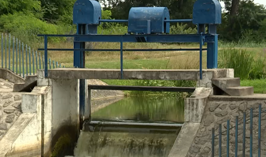 Senki nem tudja, mi történhetett... kutyasétáltatás közben fulladt vízbe egy nő Dabas mellett – videó