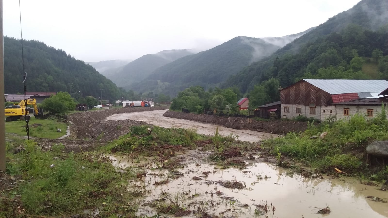 Zeci de gospodării, patru case și un drum național au fost inundate în Slănic Moldova din cauza unor viituri/ FOTO