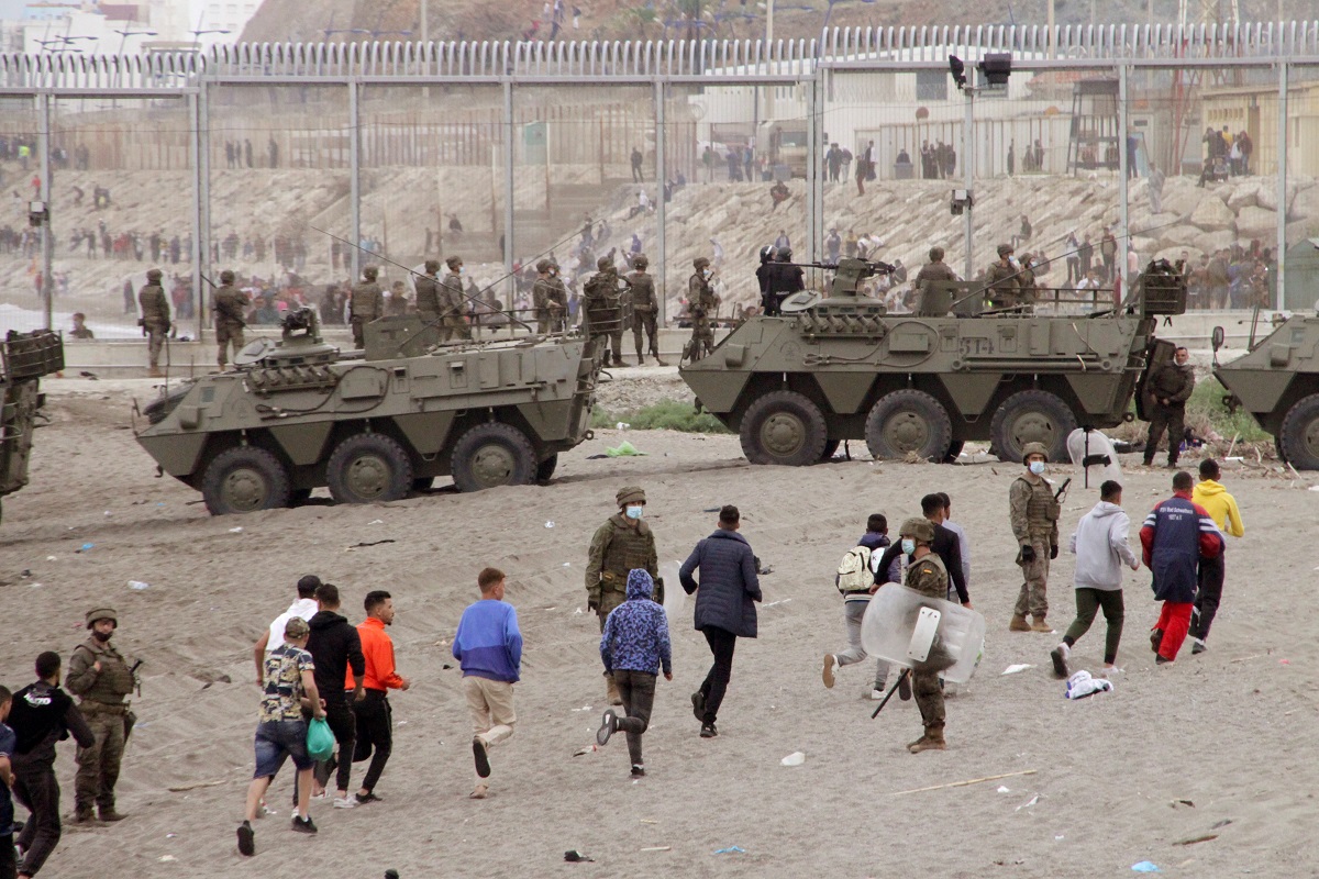 Imaginile disperării în Ceuta. Sute de copii salvați din mare, ținuți în tabere în enclava spaniolă