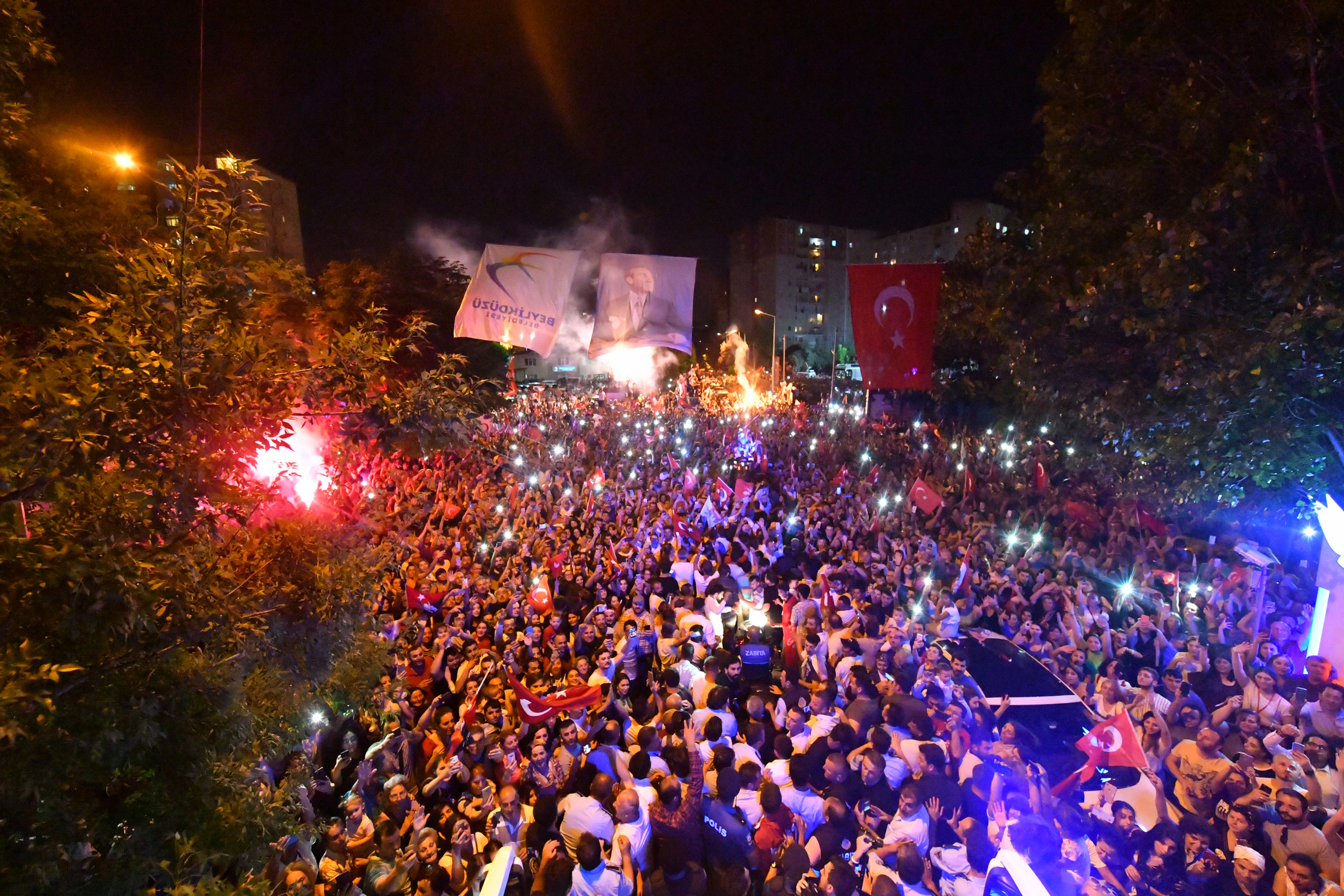 Zeci de mii de oameni au sărbătorit în stradă victoria opoziției la alegerile locale din Istanbul. Erdogan l-a felicitat pe câștigător