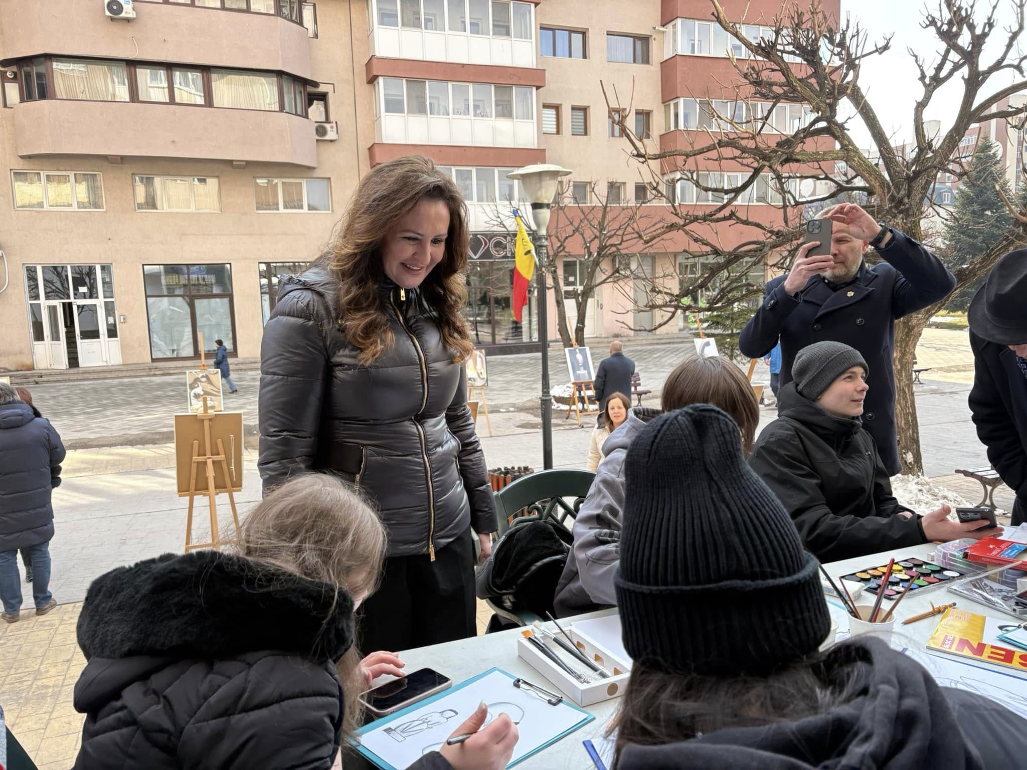 Elevi din Târgu Jiu, scoși în ger și puși să aștepte ore întregi pentru vizita ministrului culturii, Natalia Intotero. „Avem acorduri scrise de la părinți”