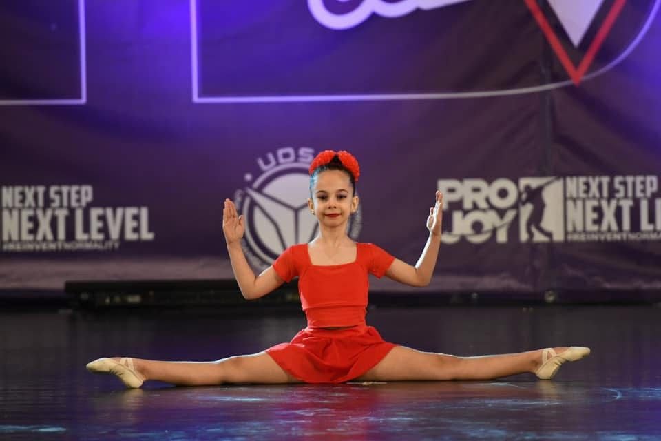Povestea Antoniei Ursu, micuța balerină de 11 ani, calificată în finala Youth America Grand Prix din Texas. „În momentul în care încep să dansez, orice durere, orice gând sau emoție dispar, iar eu rămân doar cu muzica”